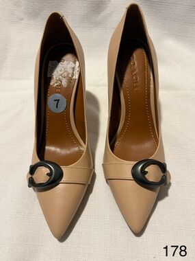 Coach Women's waverly signature bucle Nude Pointed-Toe Buckle Pumps 7B glam